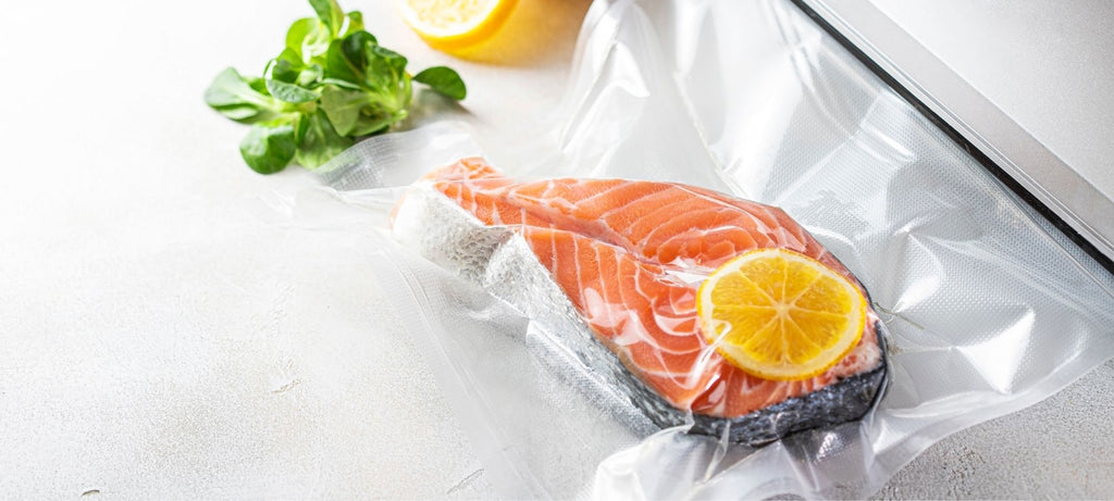 Pește ambalat în vid într-o pungă