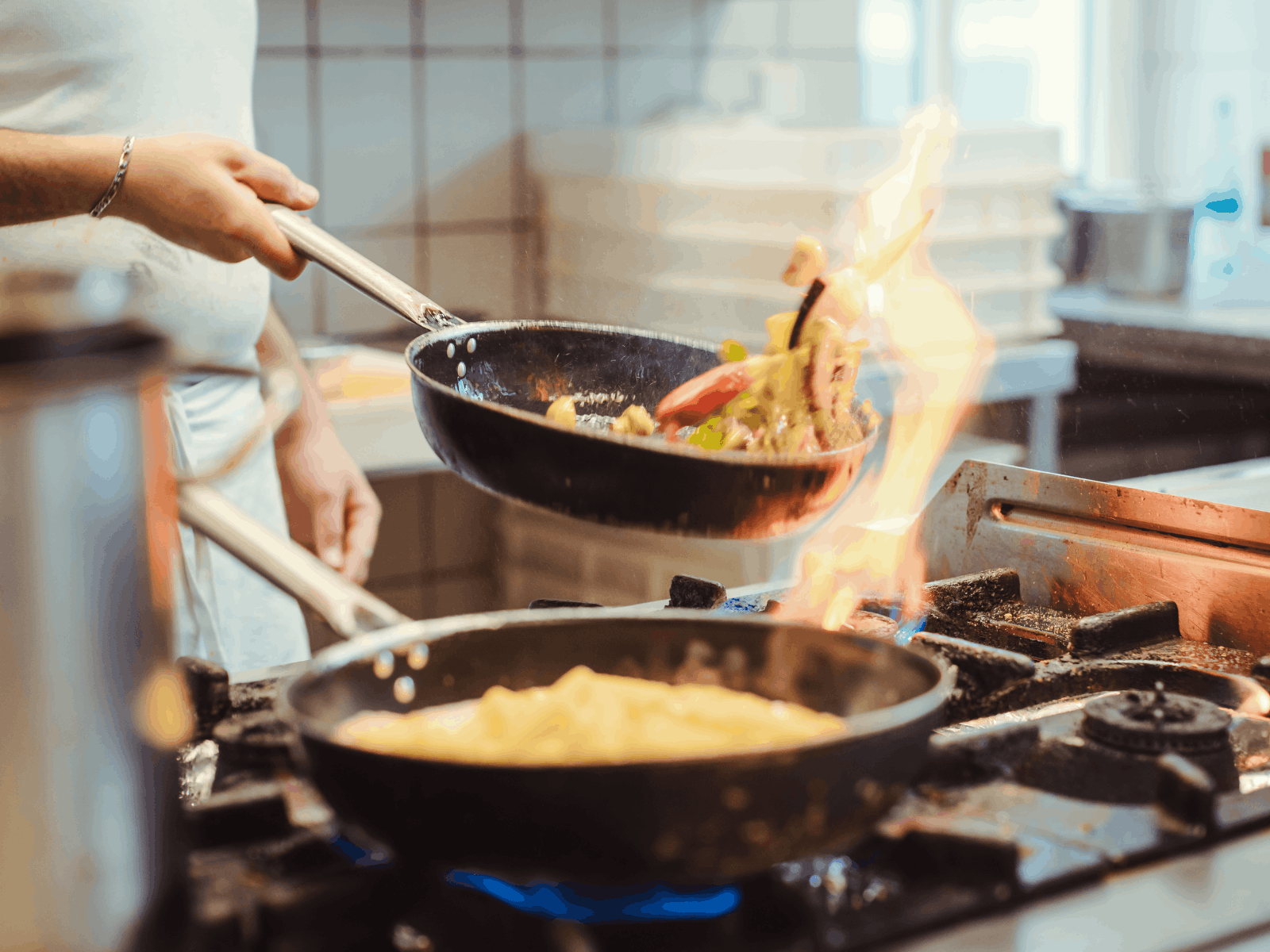 Bucătar gătește într-o bucătărie profesională de restaurant